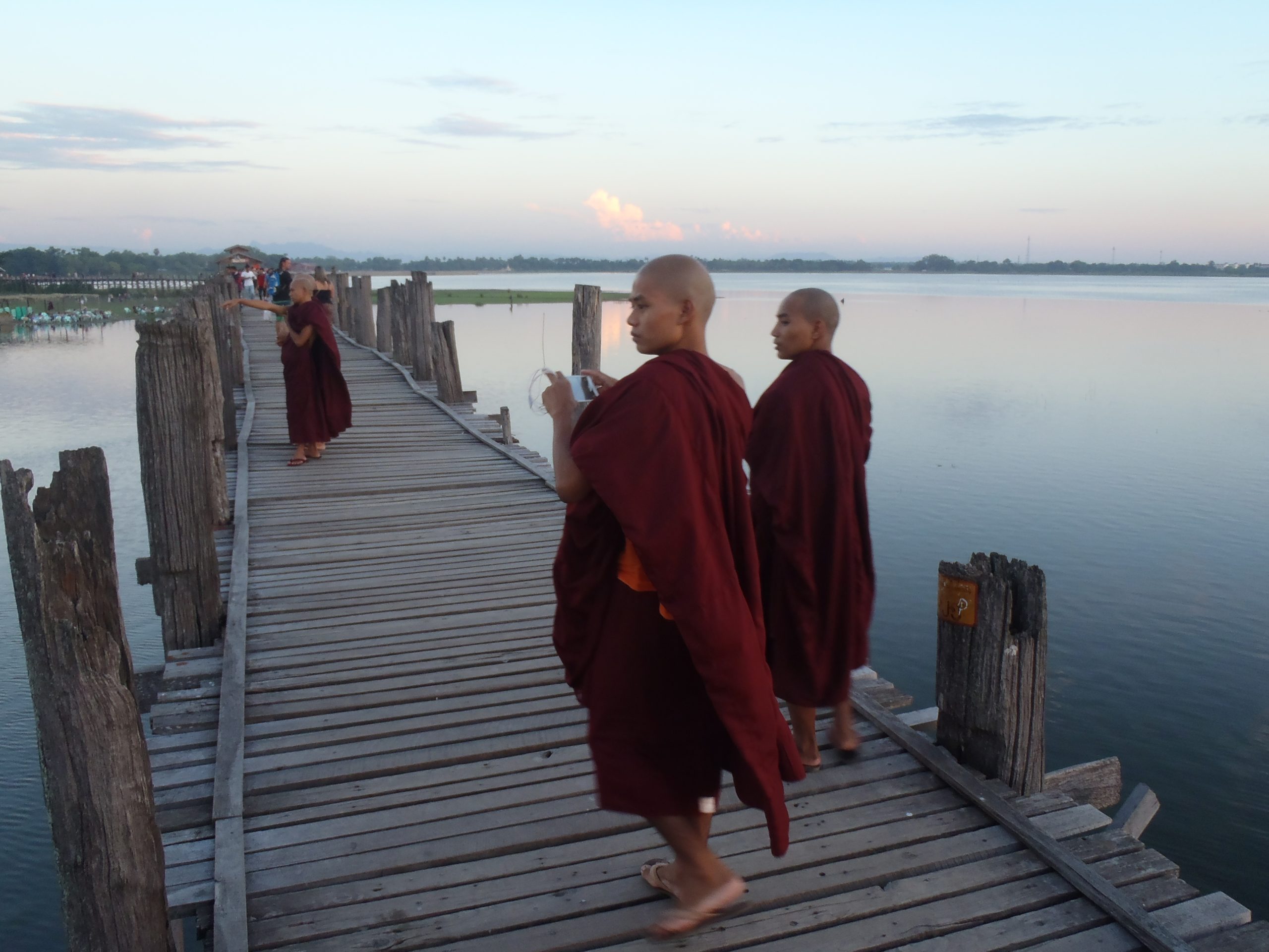 Buddyjscy mnisi nowicjusze na moście U Bein