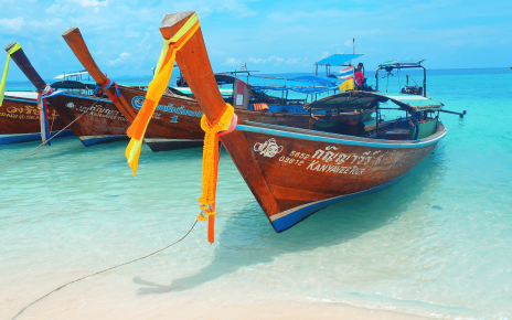 Łodzie na plazy w Krabi