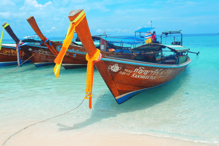 Łodzie na plazy w Krabi