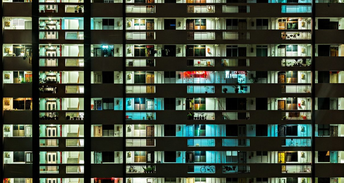 Singapur blokowisko nocą