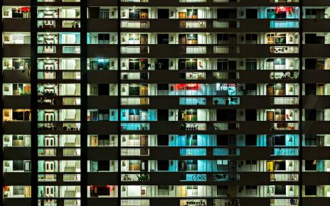 Singapur blokowisko nocą