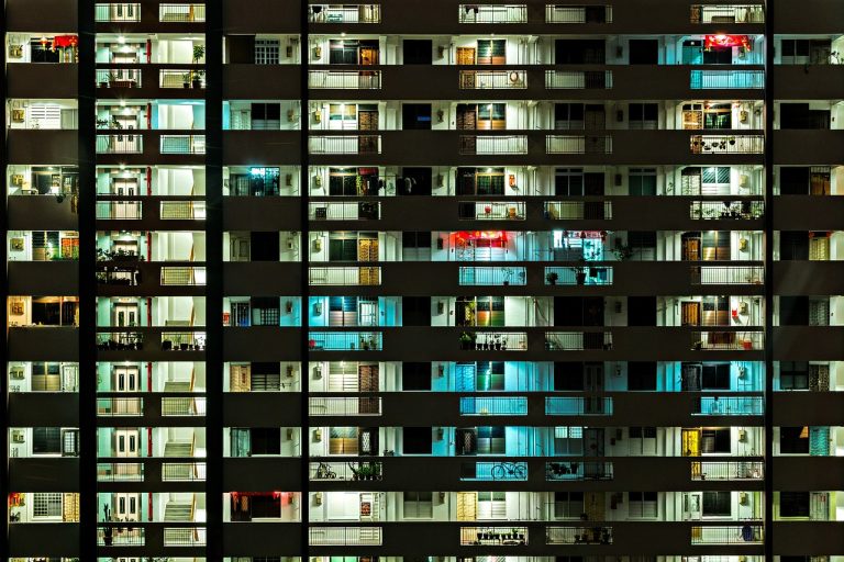 Singapur blokowisko nocą
